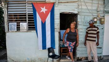 علم كوبا في غوانتانامو حيث تقع قاعدة عسكرية أميركية، 14 نوفمبر 2019 (ياميل لاج/فرانس برس)