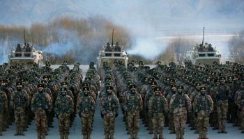 جيش التحرير الشعبي الصيني خلال تدريب عسكري شمال غربي الصين، 4 يناير 2021 (Getty)