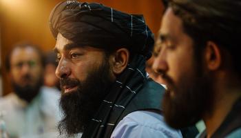 المتحدث باسم طالبان ذبيح الله مجاهد، في مؤتمر بكابول، 17 أغسطس 2021(Getty)