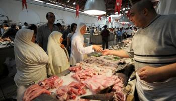ازدحام على السمك في رمضان بتونس (فتحي بلعيد/فرانس برس)