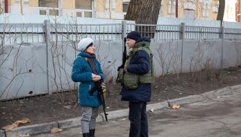 متطوعون مدنيون للدفاع عن كييف (Getty)