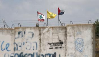 أعلام فلسطين ولبنان وحزب الله على حدود لبنان 3 يوليو 2024 (Getty)