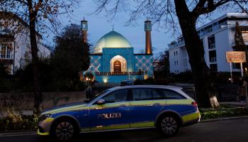 سيارة شرطة أمام المركز الإسلامي في هامبورغ، 9 نوفمبر 2022 (Getty)