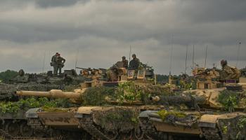 صورة تظهر فيها دبابات "أبرامز" الأميركية المتوقع إرسالها إلى أوكرانيا (Getty)