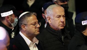 بن غفير ونتنياهو أثناء تواجدهما بمستوطنة إسرائيلية، 28 يناير 2023 (الأناضول)
