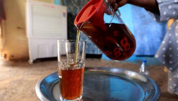 الحلو المر .. مشروب السودانيين في رمضان(فرانس برس)