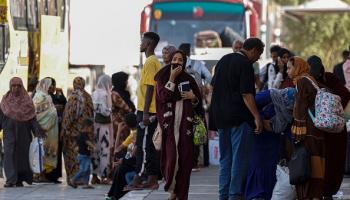 لاجؤون سودانيون يفرون إلى معبر ميناء القسطل البري بين مصر والسودان، 13 مايو 2023(فرانس برس)