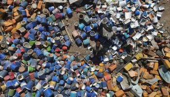 نفايات بلاستيكية تتحول إلى حصر في شمال سورية (فرانس برس)