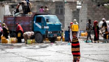 أطفال اليمن يحملون الماء  (أحمد الباشا/فرانس برس)