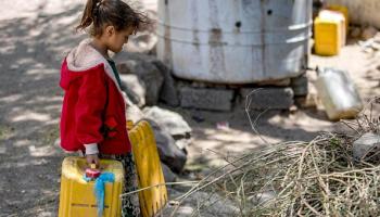 أطفال اليمن يحملون الماء  (أحمد الباشا/فرانس برس)