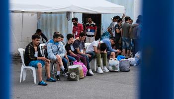 ناجون من الغرق ينتظرون نقلهم إلى مخيم للاجئين في اليونان (بايرون سميث/Getty)