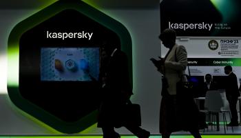 شعار كاسبرسكي معروض على شاشة في موسكو