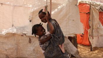 صوماليون نازحون بسبب الجفاف (الأناضول)