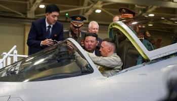 كيم أون يتفقد مصنع طائرات خلال زيارته روسيا، 15 سبتمبر 2023 (Getty)