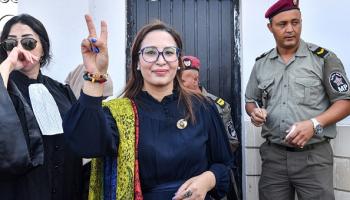 شيماء عيسى أمام المحكمة العسكرية بتونس، 3 أكتوبر 2023 (فتحي بلعيد/ فرانس برس)