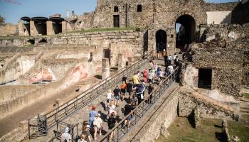 زوار يتجولون في موقع مدينة بومبي الأثري في إيطاليا، 4 أكتوبر 2023 (إيفان رومانو/ Getty)
