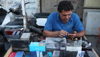 محل هواتف ذكية في أحد أسواق بغداد، 5 نوفمبر 2023 (حسين فالح/ فرانس برس)