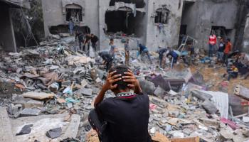 طفل فلسطيني وسط الدمار بعد قصف إسرائيلي لرفح، 12 نوفمبر 2023 (فرانس برس)