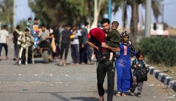 تهجير الفلسطينيين من شمال غزة إلى الجنوب (مجدي فتحي/Getty)