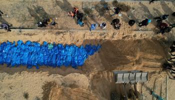 مقابر جماعية للشهداء في غزة (محمد فايق/الأناضول)