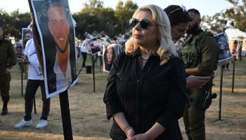سارة نتنياهو خلال لقائها عائلات محتجزين في مستوطنة رعيم، 30 نوفمبر 2023 (Getty)