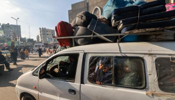 نازحون فلسطينون من شمال غزة إلى جنوبها (محمد عابد/فرانس برس )