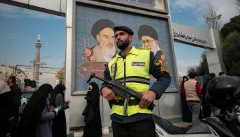 عنصر من الشرطة الإيرانية، طهران 5 يناير 2024 (مرتضى نيكوبازل/Getty)