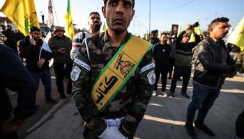 عنصر بـ"كتائب حزب الله" خلال تأبين الساعدي في بغداد، 8 فبراير 2024 (فرانس برس)