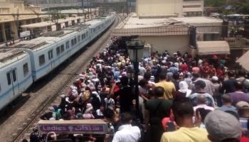 زحام وتكدس بسبب تعطل مترو أنفاق القاهرة (فيسبوك)