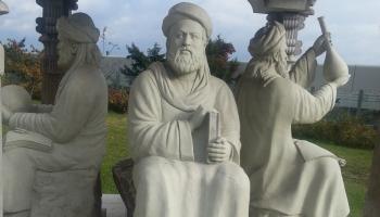 تمثال ابن سينا في "نُصْب العلماء" الذي يجمعه بالبيروني والرازي وعمر خيّام، فيينا