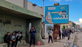 عمال في أحد شوارع العاصمة طرابلس (محمود تركية/فرانس برس)