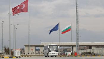 حافلة تنقل عدداً من الأتراك العائدين من أوكرانيا (غوكهان بالجي/ الأناضول)
