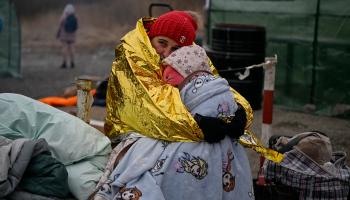 لاجئون من أوكرانيا اجتازوا الحدود إلى بولندا وسط البرد (لويزا غولياماكي/ فرانس برس)