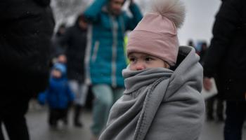 لاجئون إلى بولندا من أوكرانيا وسط البرد (لويزا غولياماكي/ فرانس برس)