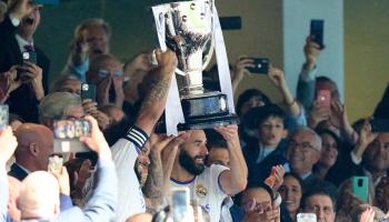 رفع بنزيمة ومارسيلو كأس بطولة الدوري الإسباني لكرة القدم (أنخيل مارتينز/Getty)