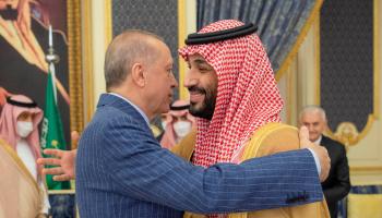 محمد بن سلمان مستقبلاً أردوغان في جدة أمس الأول (رويترز)