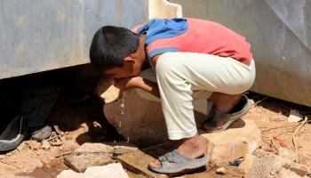 طفل سوري ومياه شرب في درعا جنوبي سورية (عمّار العلي/ الأناضول)