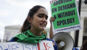 صدمة مؤيدي الإجهاض في الولايات المتحدة الأميركية بعد إعلان المحكمة الأميركية العليا إلغاء الحق الدستوري في الإجهاض (آنا مانيميكر/ Getty)