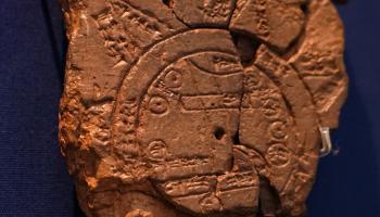 مقطع من لوح طيني يحتوي خريطة بابلية للعالم وضعت سنة 700 ق. م (Getty)
