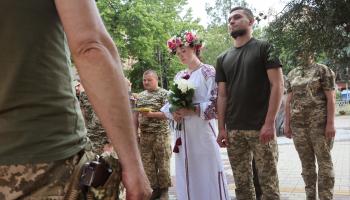 عريس مقاتل وعروس أوكرانيان وسط الحرب في أوكرانيا (سكوت أولسن/ Getty)