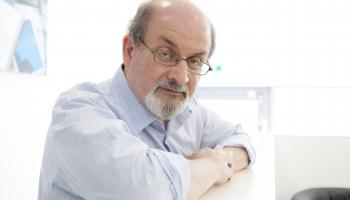 سلمان رشدي: هل يروي "جوزف أنطون" سيرته سينمائياً؟ (ليوناردو ثندامو/Getty)