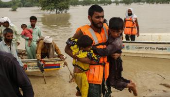 عملية إنقاذ محتجزين في فيضانات باكستان (فرانس برس)