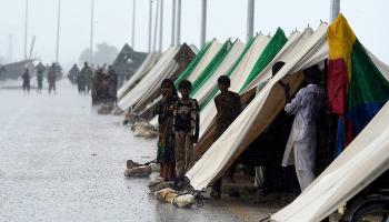 مخيم وباكستانيون هربوا من فيضانات باكستان (آصف حسن/ فرانس برس)