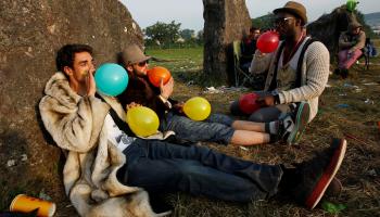شبان يستنشقون غاز الضحك في أوروبا (أوليفيا هاريس/ رويترز)