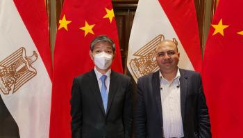 مع السفير الصيني في القاهرة لياو ليتشيانغ (محمود سعد دياب/فيسبوك)