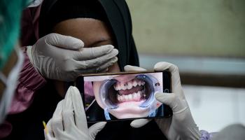 صورة أسنان وصحة الفم (أدريانا أدي/ Getty)