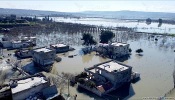 اضطر أهالي قرية التلول إلى إخلائها بعد غمرها بالمياه (العربي الجديد)