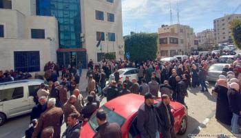 اعتصام المعلمين الفلسطينيين أمام مديرية التربية والتعليم العالي في مدينة البيرة بالضفة الغربية (العربي الجديد)