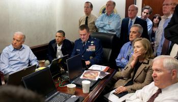الرئيس باراك أوباما وفريقه يتابعون تحديثات العملية الخاصة ضد بن لادن التي أدت إلى مقتله (Getty)