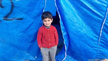 صعوبات عديدة يواجهها المتضررون الذين يقيمون في مخيمات الإيواء (العربي الجديد)